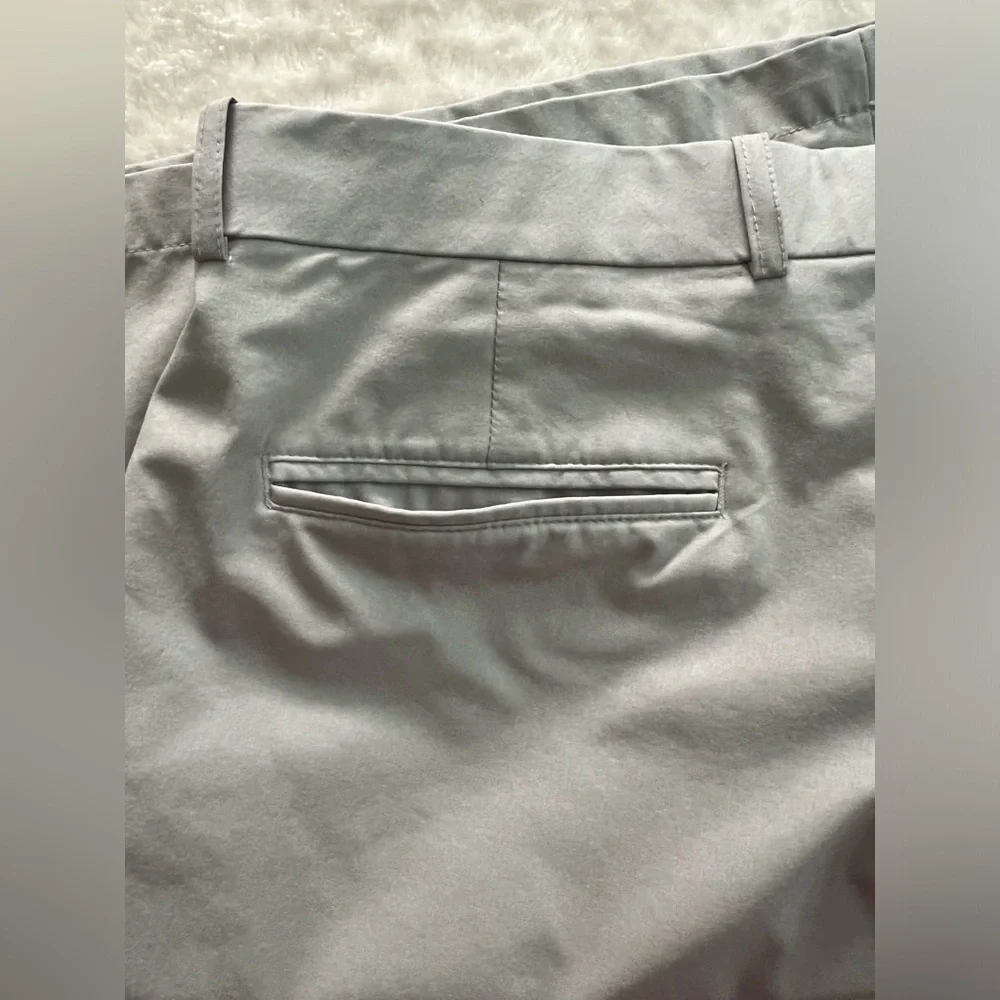 Walter Hagen Light Gray Shorts, Size 36